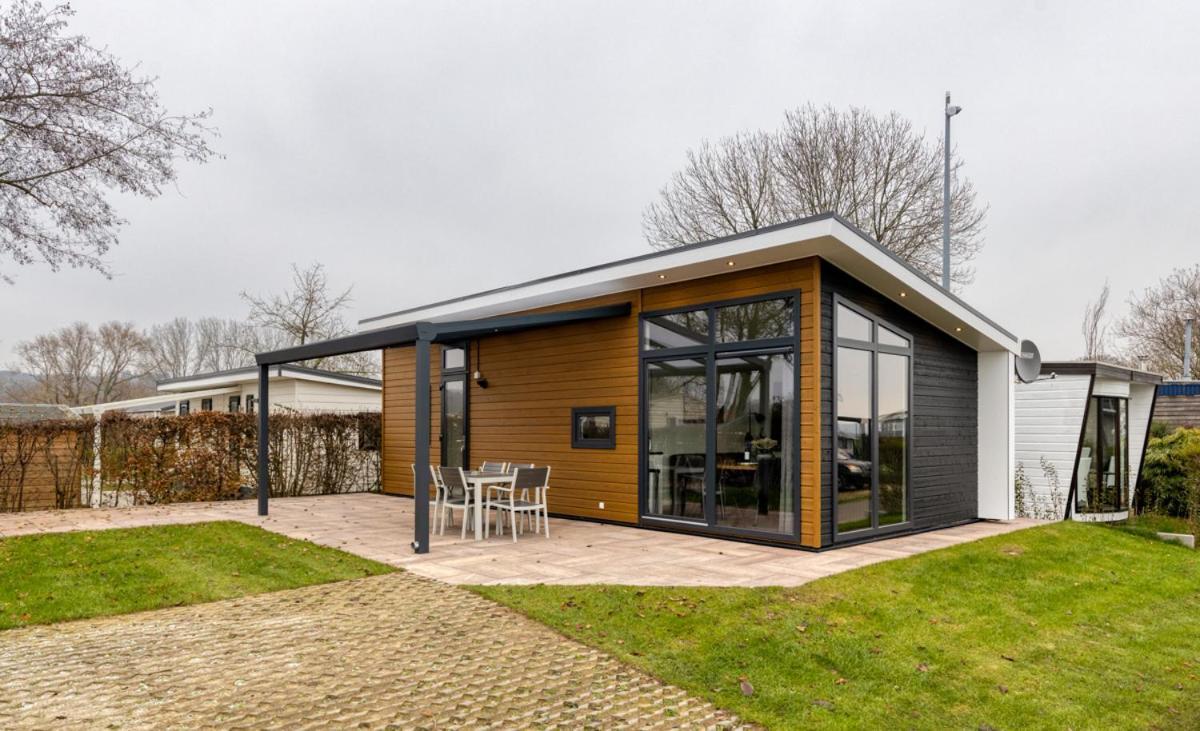 Recreatiepark Jachthaven De Veerstal Lathum - Luxe Chalet Exteriér fotografie